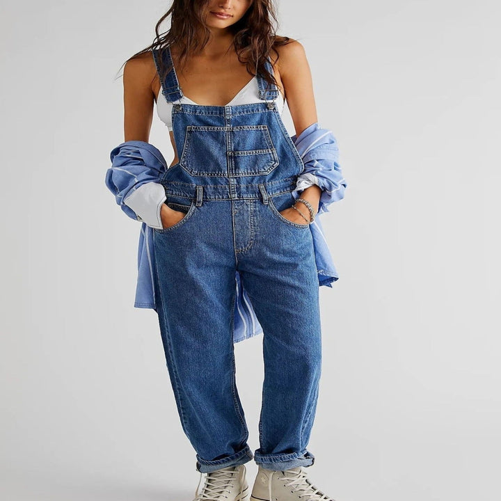 Damen Jeans Latzhose in Blau, Modell Serena. Entspannter Relaxed Fit Overall für modebewusste Freizeit-Outfits.