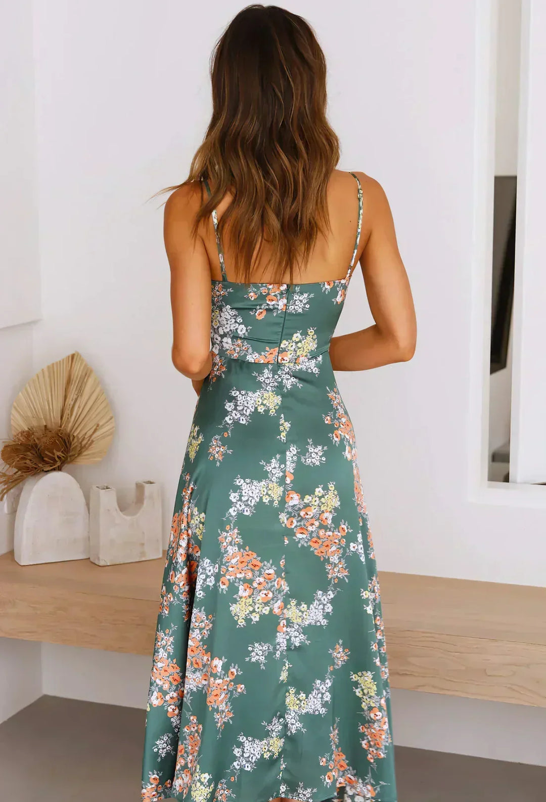Feminines Midi-Abendkleid in Grün für Damen, elegant und festlich, geeignet für Partys und Hochzeiten.