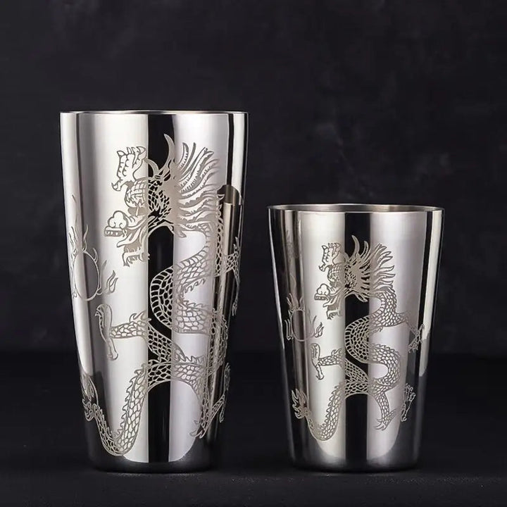Viktorianisch gravierter Edelstahl Cocktailshaker, exklusives Barzubehör für vintage inspirierte Drinks und Geschenke.