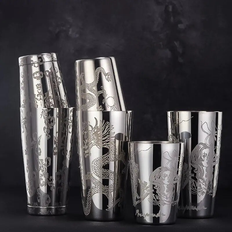 Hochwertiger gravierter Edelstahl-Shaker für Barkeeper, perfekt zum Mixen klassischer und moderner Cocktails.