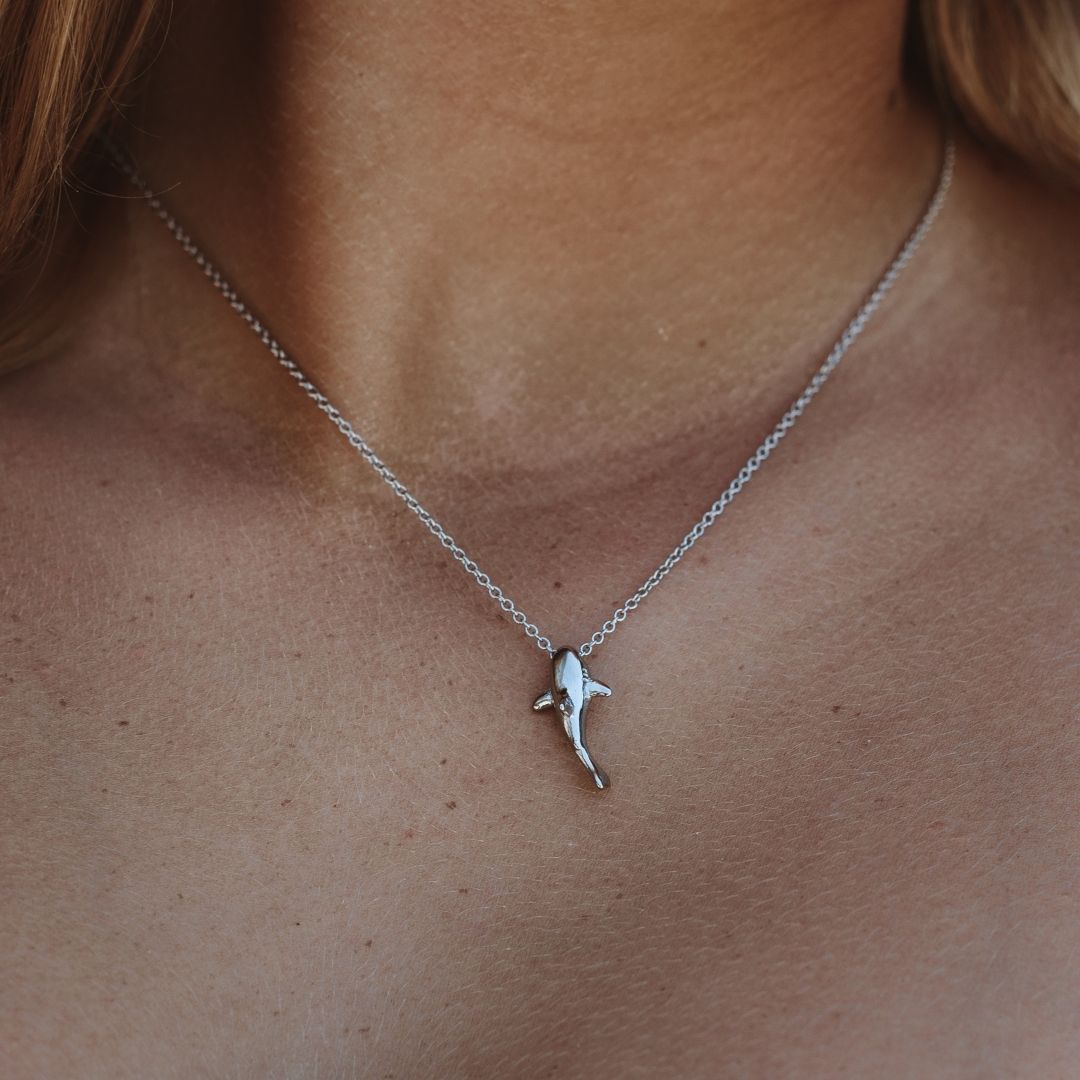 Stilvolle Goldhalskette für Damen mit einzigartigem Hai-Anhänger, ideal als Geschenk oder Sommerschmuck.