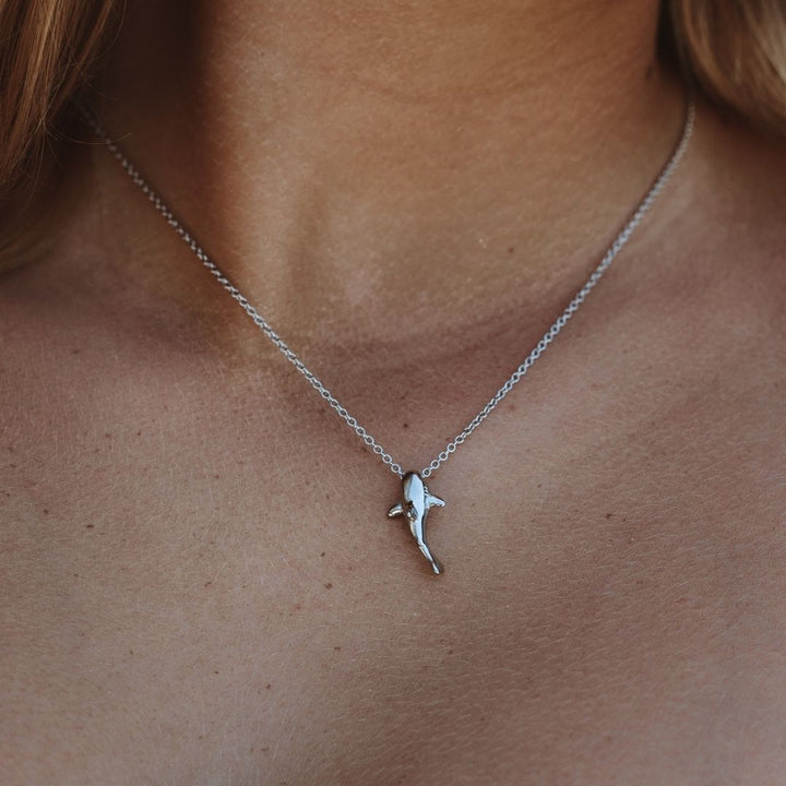 Stilvolle Goldhalskette für Damen mit einzigartigem Hai-Anhänger, ideal als Geschenk oder Sommerschmuck.