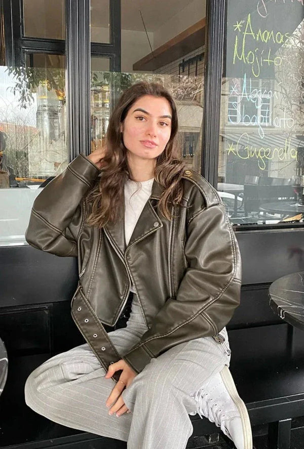 Lässige kurze Damen Bikerjacke mit markantem asymmetrischem Reißverschluss, ideal für den Herbst.