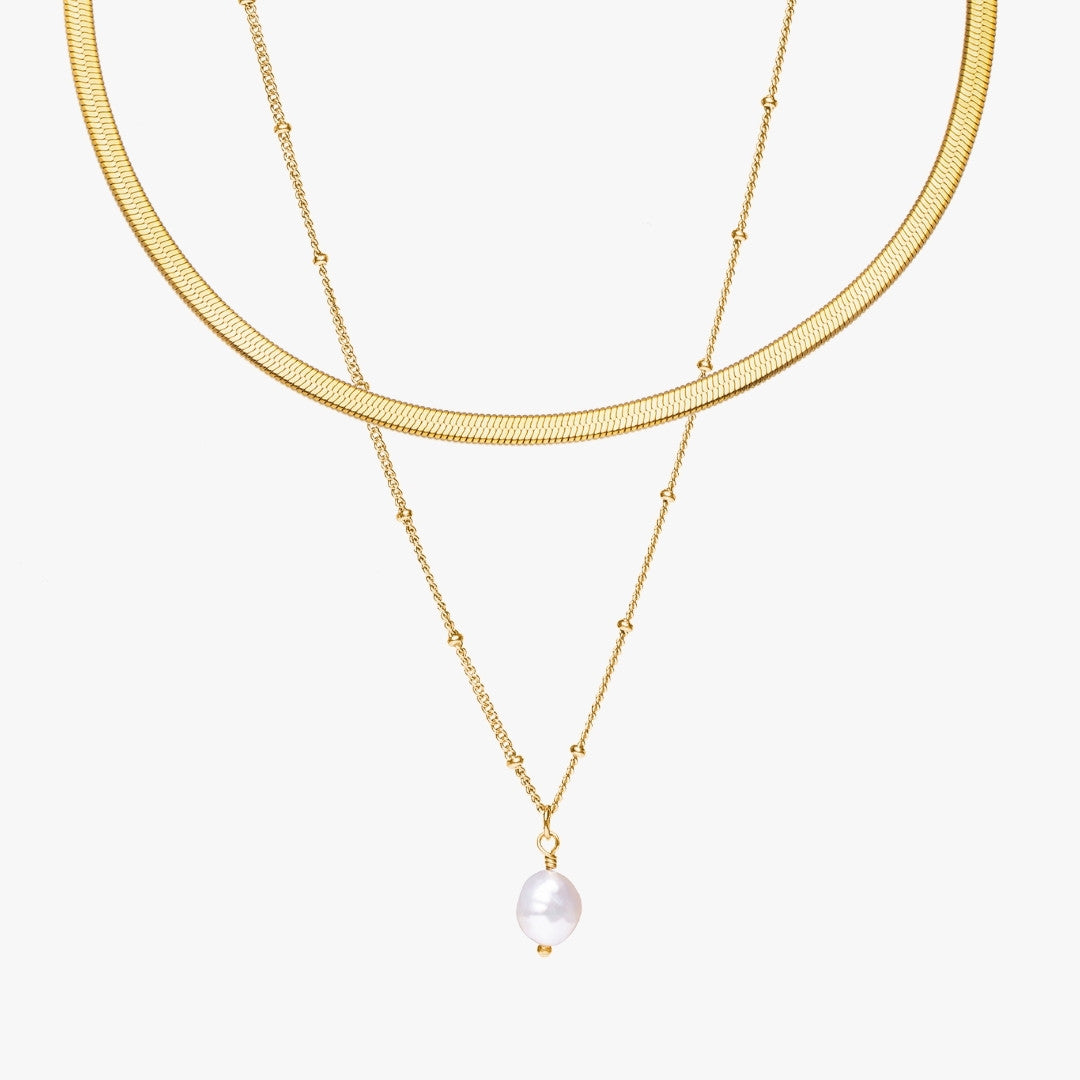 Damen Schmuckset Gold: Elegante Herringbone Choker & Perlenkette aus Edelstahl mit Süßwasserperlen.