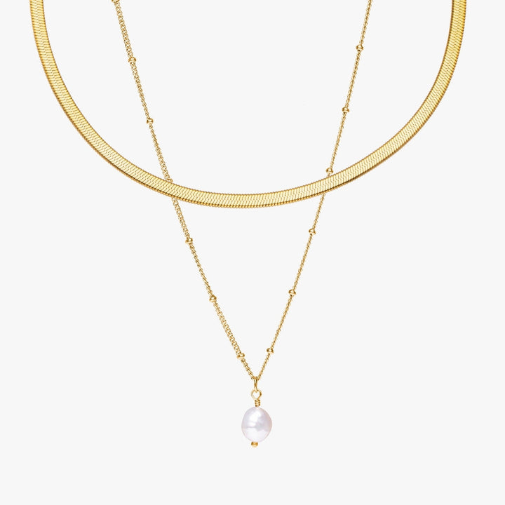 Damen Schmuckset Gold: Elegante Herringbone Choker & Perlenkette aus Edelstahl mit Süßwasserperlen.