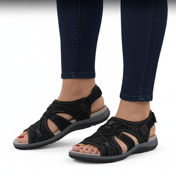 Vorderansicht der komfortablen Ursula Damensandalen mit Fokus auf das orthopädische Fußbett.