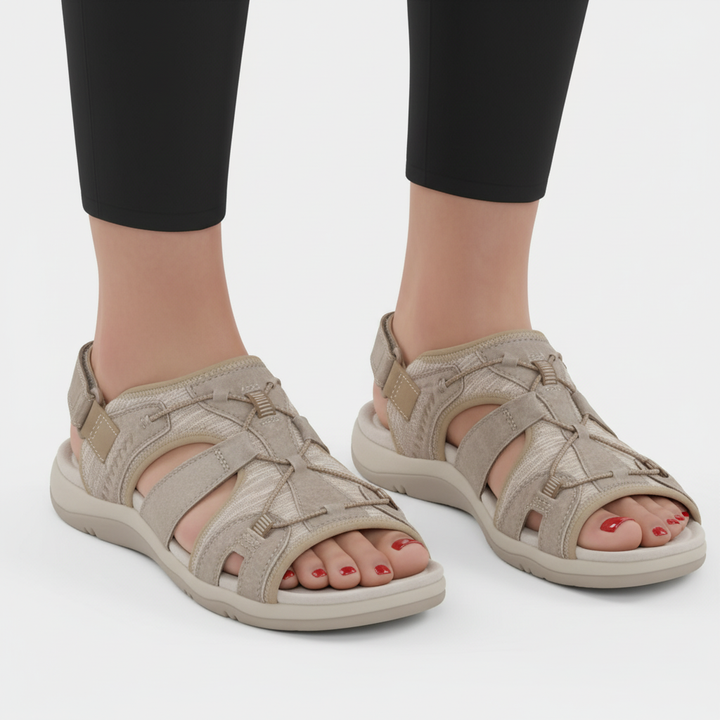 Frau trägt bequeme orthopädische Damensandalen Ursula, die Stil & Fußgesundheit vereinen.