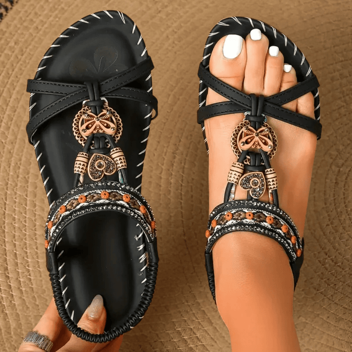 Nahaufnahme der Damen Sandalen: Verstellbarer Riemen für individuelle Passform und optimalen Halt am Fuß.