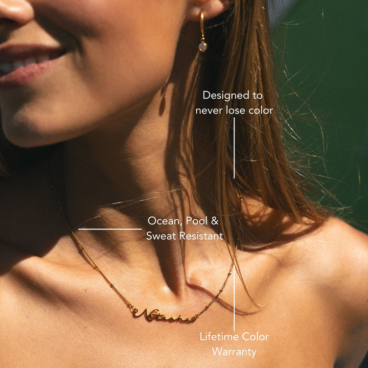 Silberfarbene Damen Halskette mit personalisiertem Namen aus langlebigem Edelstahl, als zeitloser Schmuck.