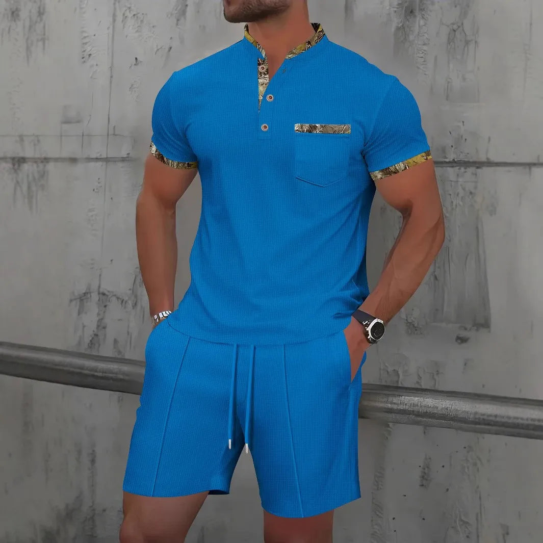 Stylischer Herren Zweiteiler mit feinem Strukturmuster: Kurzarmshirt & Shorts für eine entspannte Sommergarderobe.