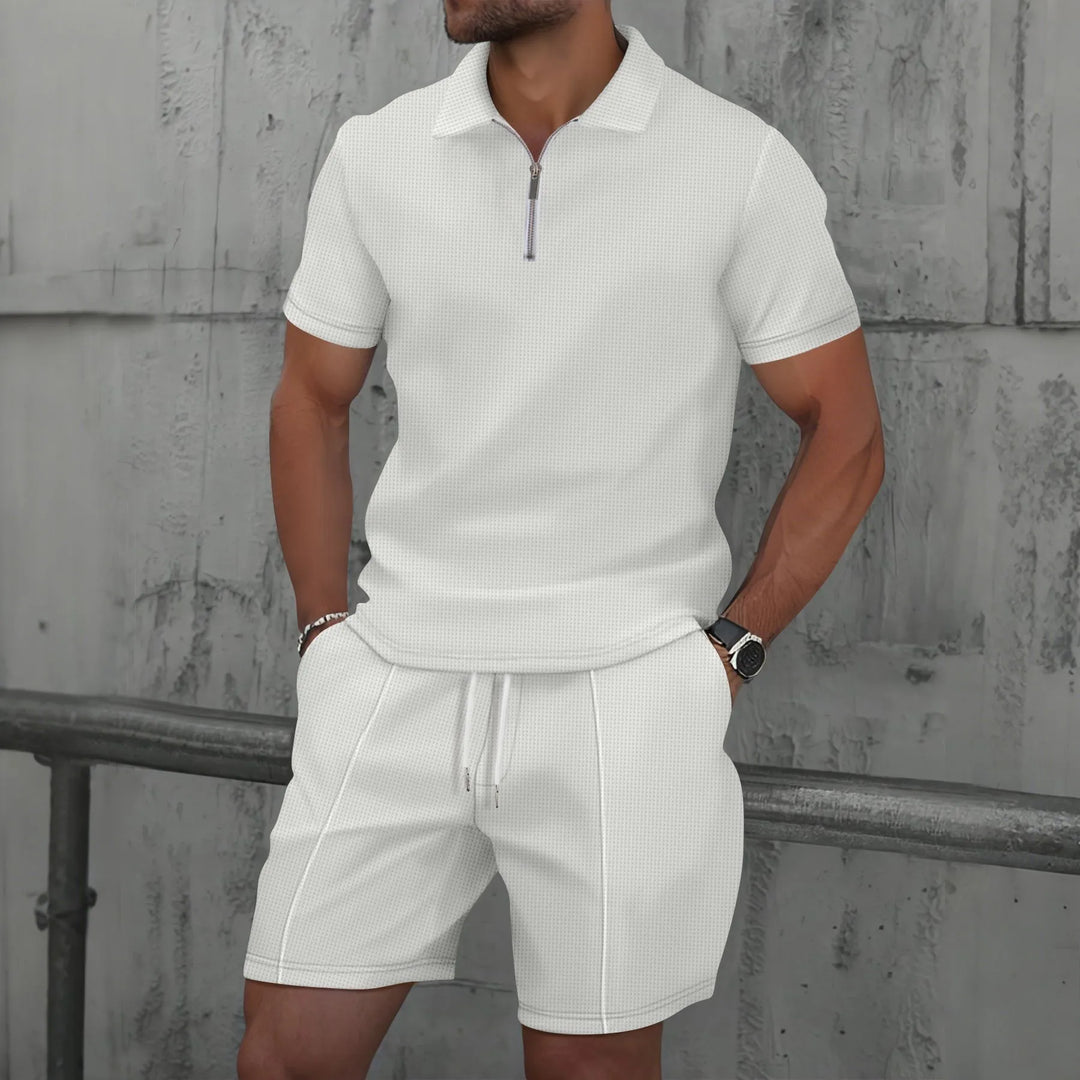 Stilvoller Herren Zweiteiler für den Urlaub: Bequemes Kurzarm-Shirt und Shorts mit feinem Strukturmuster.