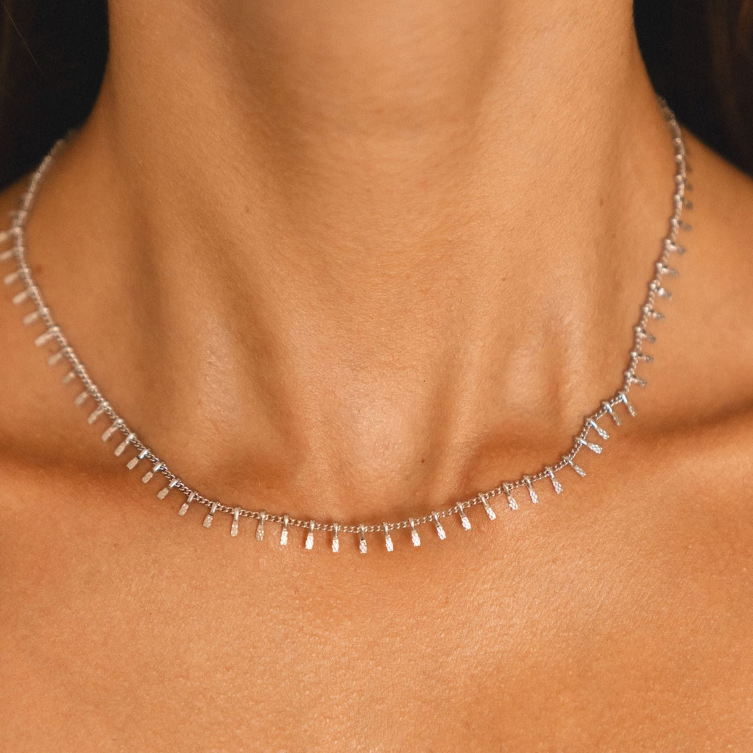 Elegante silberne Edelstahl Choker Halskette für Damen, verstellbar, minimalistisch und hypoallergen.