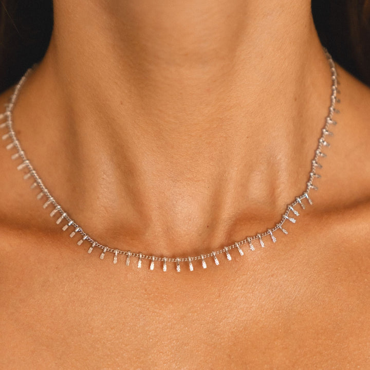 Elegante silberne Edelstahl Choker Halskette für Damen, verstellbar, minimalistisch und hypoallergen.
