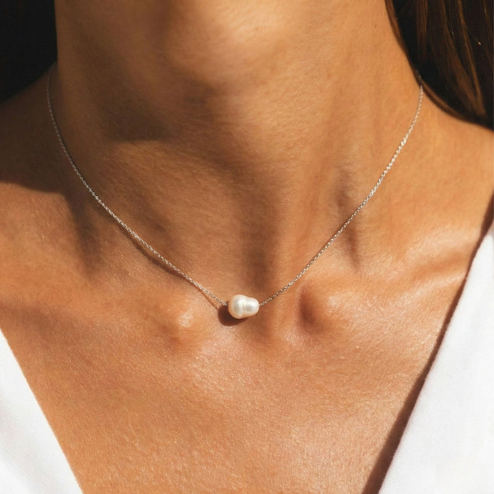 Moderne Damen Choker Halskette mit schimmernden Barockperlen. Wasserfestes & hypoallergenes Perlen-Accessoire.