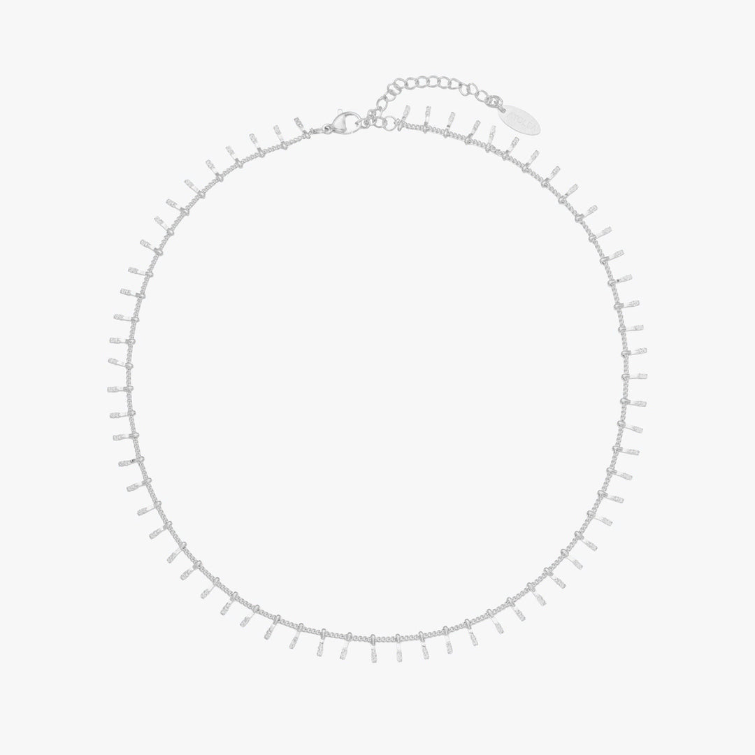 Detailansicht der verstellbaren Choker Halskette für Damen aus hypoallergenem Edelstahl, minimalistischer Schmuck.