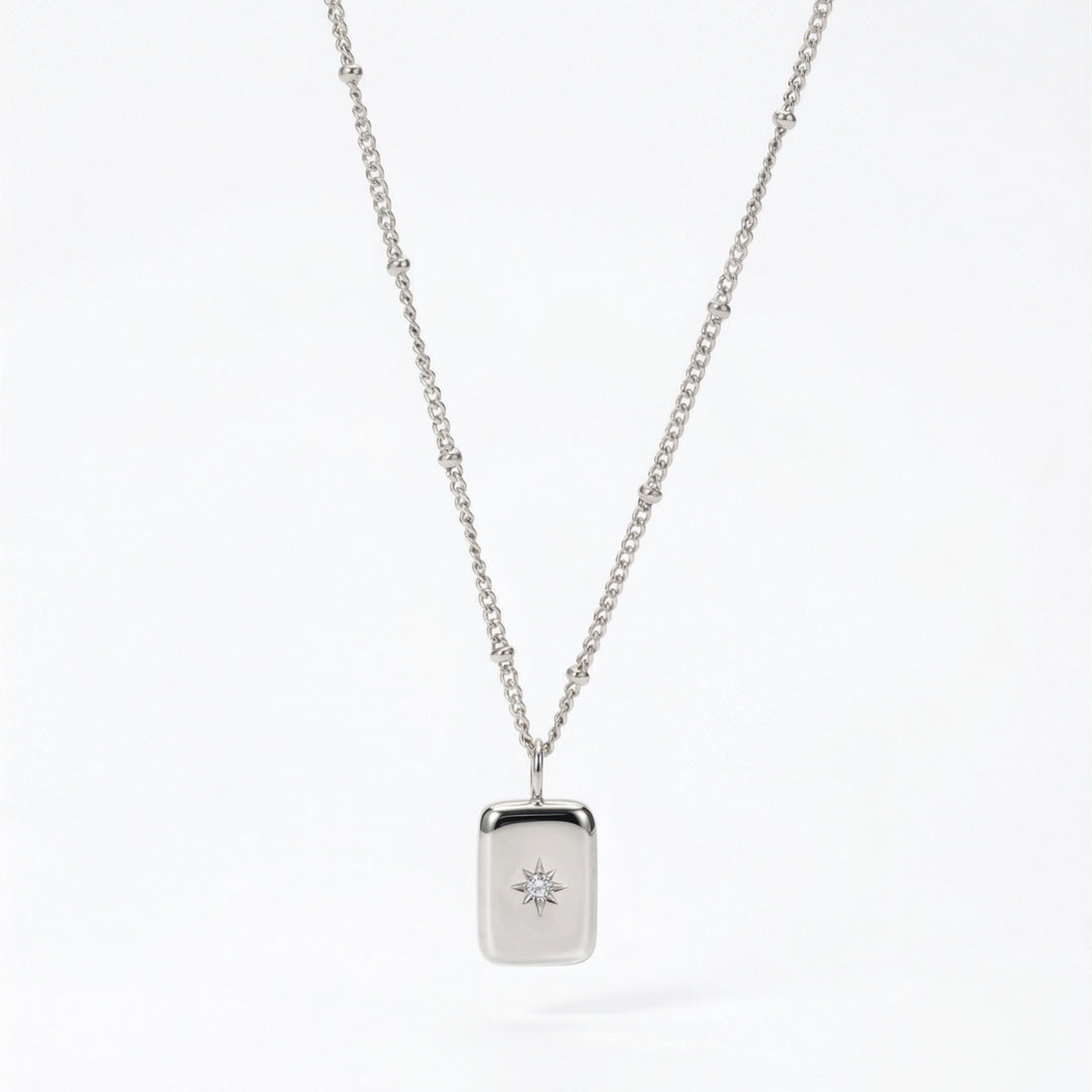 Detailansicht: Verschluss einer wasserdichten Damen Goldkette mit Zirkonia Anhänger.