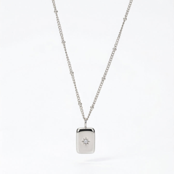 Detailansicht: Verschluss einer wasserdichten Damen Goldkette mit Zirkonia Anhänger.