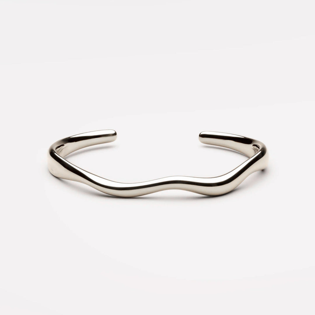 Wasserfester Damen Wellen Armreif, Gold oder Silber, eleganter Alltagsschmuck aus Edelstahl.
