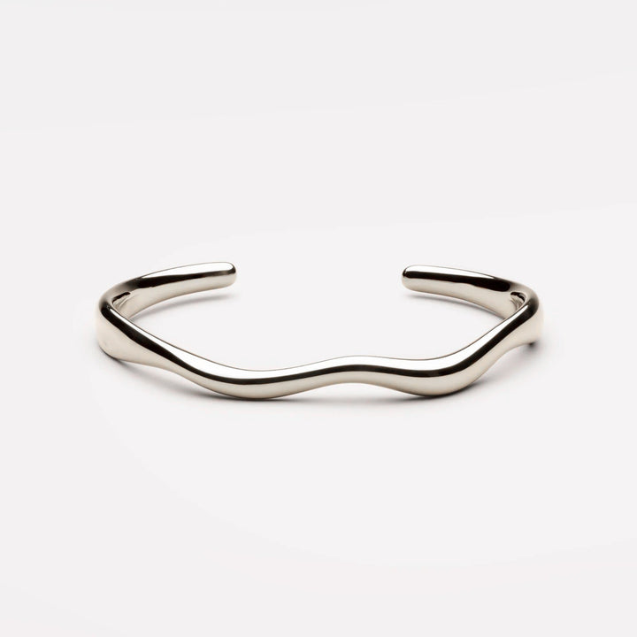 Wasserfester Damen Wellen Armreif, Gold oder Silber, eleganter Alltagsschmuck aus Edelstahl.