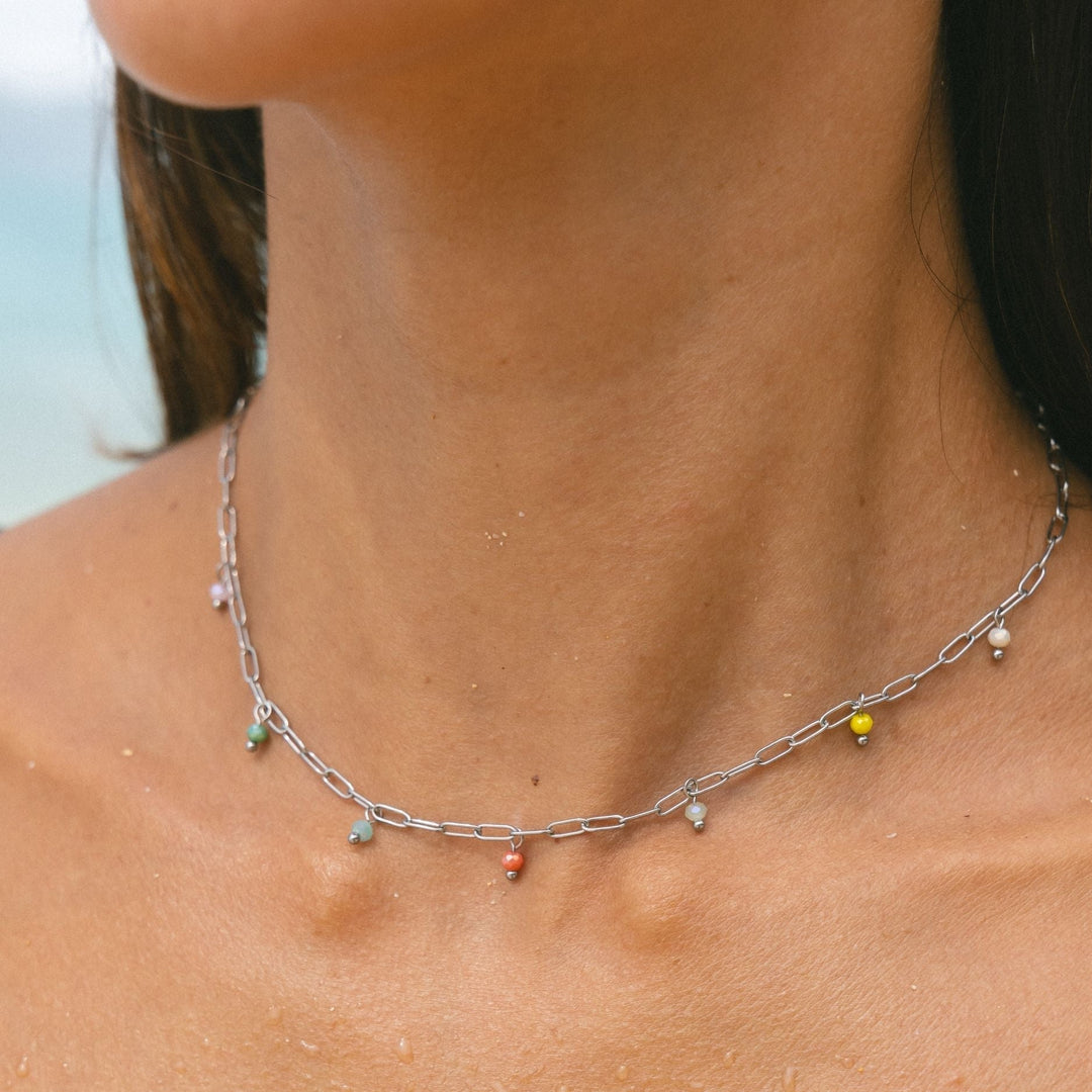 Moderne Damen Choker Halskette aus wasserdichtem 18K PVD Edelstahl, mit bunten Anhängern als Blickfang.