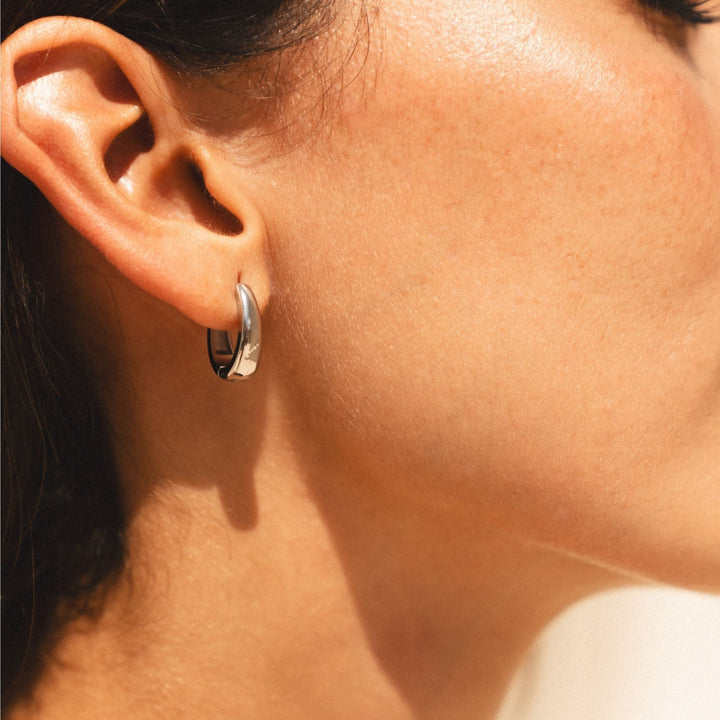 Vielseitige Damen Tropfenohrringe: wasserfest, hypoallergen & zeitlos elegant. Perfekter Edelstahlschmuck.