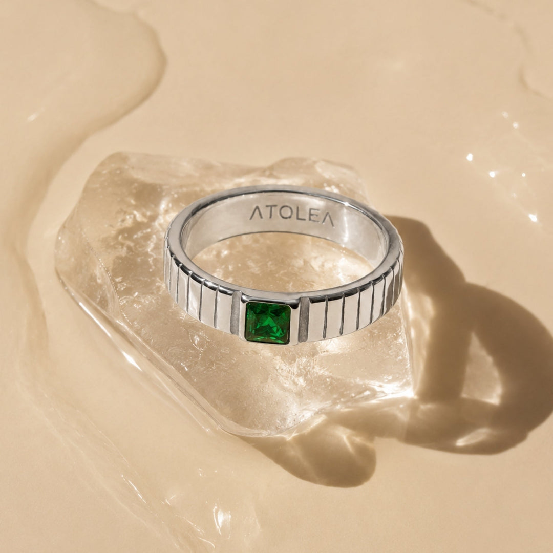 Nahaufnahme eines chunky Damen Statement Rings aus Edelstahl mit detailliertem, funkelndem grünen Zirkonia Stein.