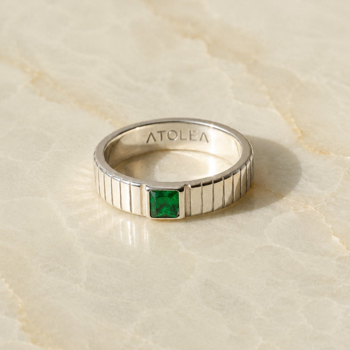Damen Statement Ring mit grünem Zirkonia am Finger getragen, chunky & elegant. Wasserfester Edelstahl Modeschmuck.
