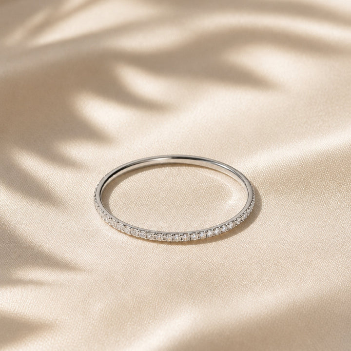 Moderner Zirkonia Statement Ring für Damen aus wasserfestem Edelstahl mit Gold-Finish.