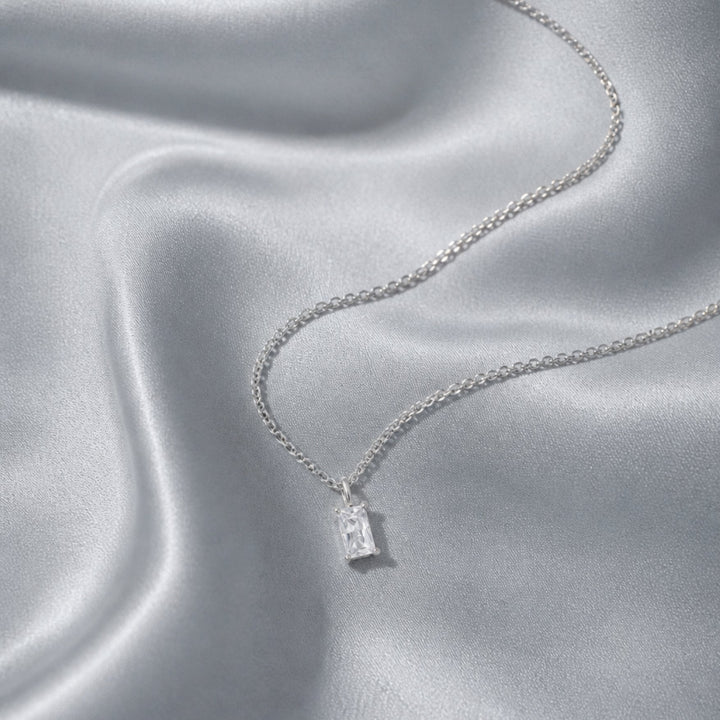Elegante Damen Goldkette mit Kristall, wasserfest & verstellbar. Ein zeitloses Accessoire und hypoallergener Damenschmuck.