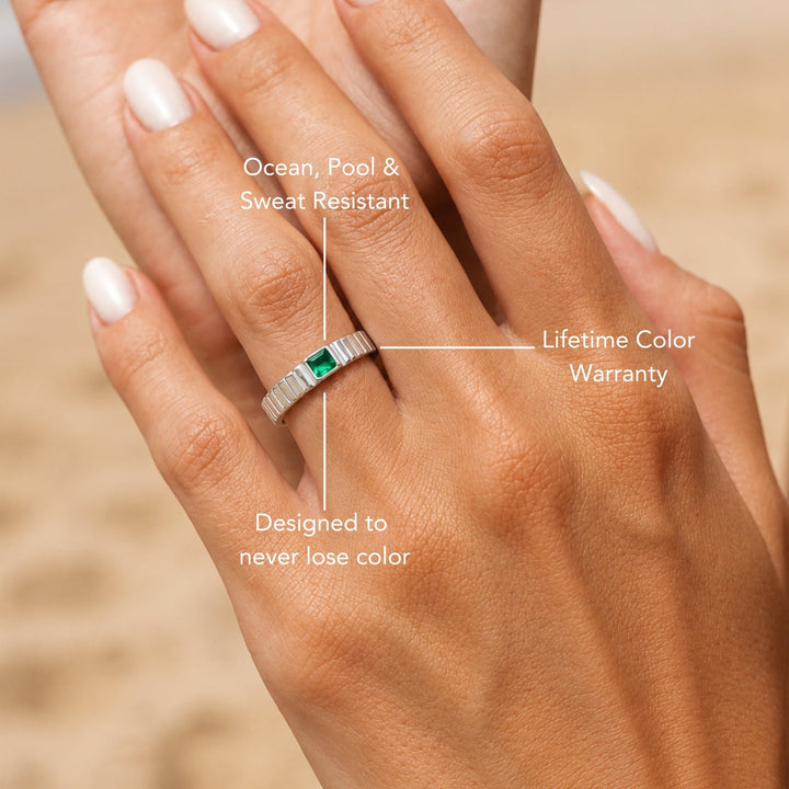 Moderner grüner Zirkonia Statement Ring für Damen, chunky Design. Wasserfester Edelstahlschmuck für jeden Anlass.