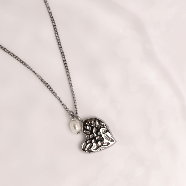 Minimalistische Damen Halskette: Herz-Anhänger & schicke Süßwasserperle. In Silber, ideal für jeden Tag.