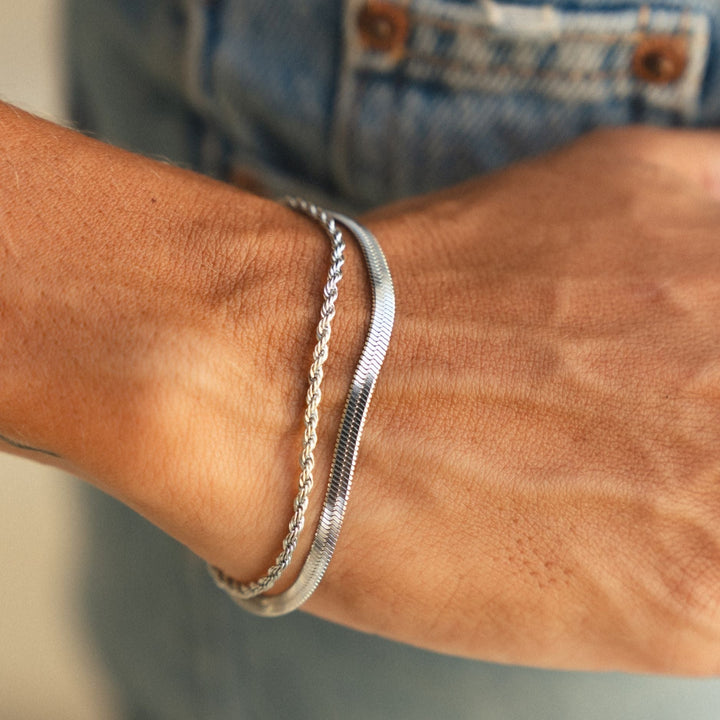 Vielseitiges goldenes Layering Armband für Damen, Fischgrät & Seilkette, wasserfest, für jeden Anlass.