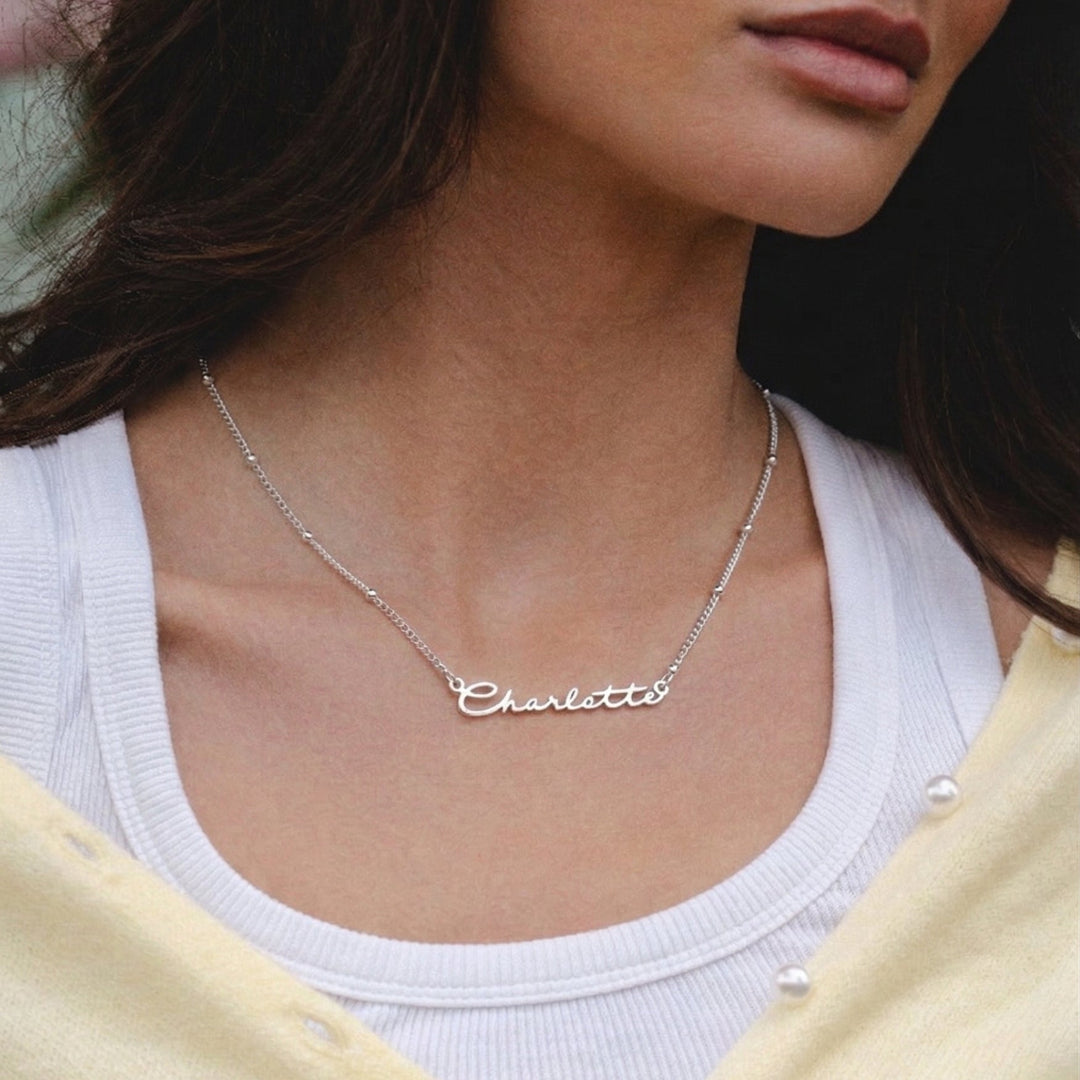 Personalisierte Damen Namenskette aus Edelstahl in Gold oder Silber, zeitloser individualisierter Schmuck.