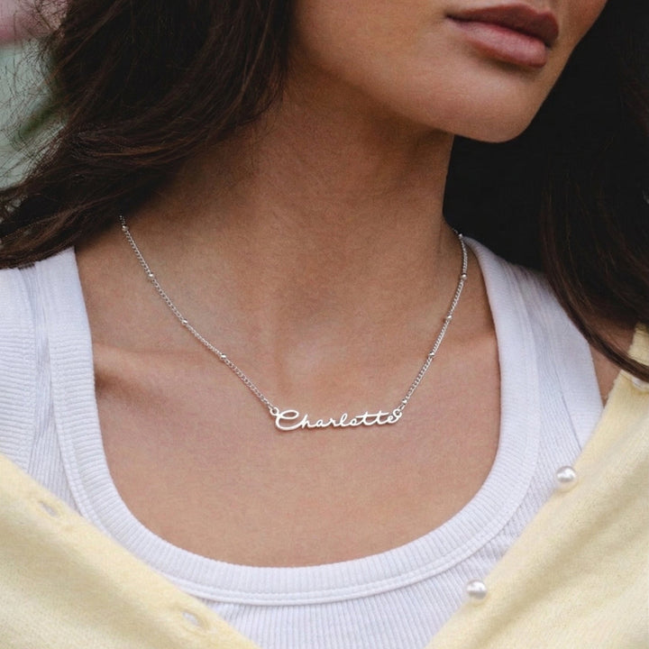 Personalisierte Damen Namenskette aus Edelstahl in Gold oder Silber, zeitloser individualisierter Schmuck.