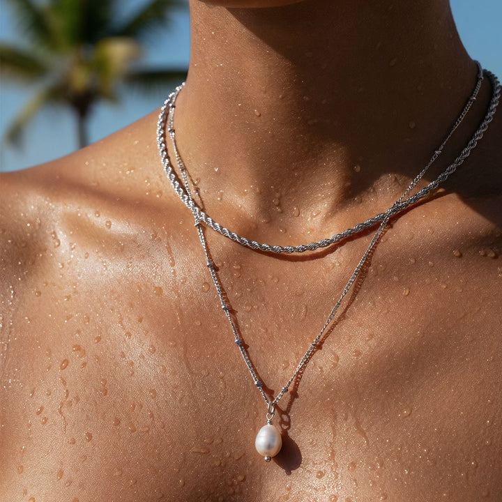 Zweiteiliges Damen Schmuckset: Filigrane wasserfeste Rope Kette kombiniert mit luxuriöser Barockperlenkette.