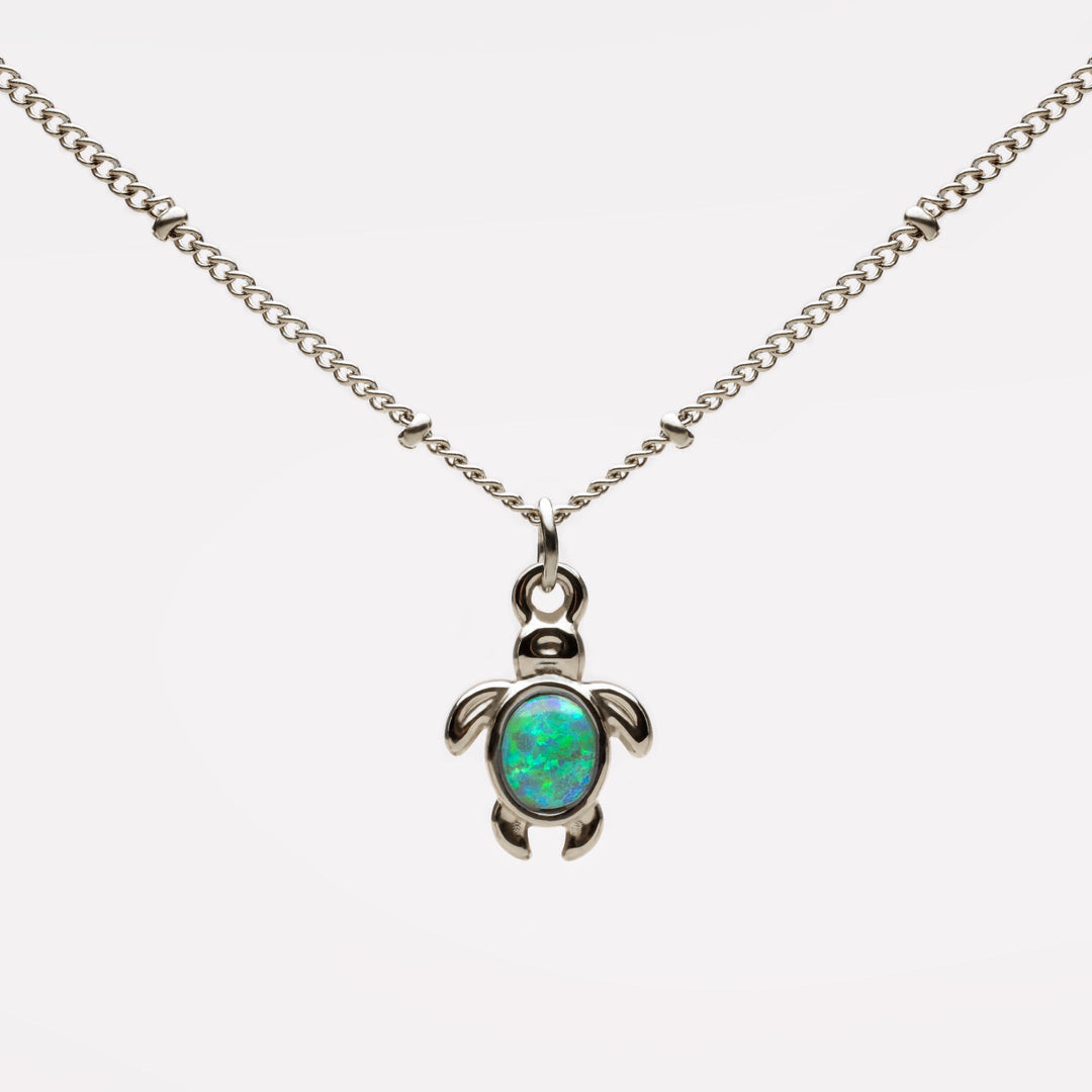 Zwei Damen Schildkröten Halsketten, gold und silber, beide mit Opalanhänger. Wasserdichter Edelstahlschmuck.