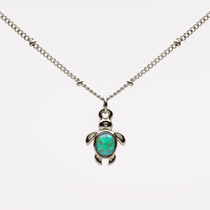 Zwei Damen Schildkröten Halsketten, gold und silber, beide mit Opalanhänger. Wasserdichter Edelstahlschmuck.