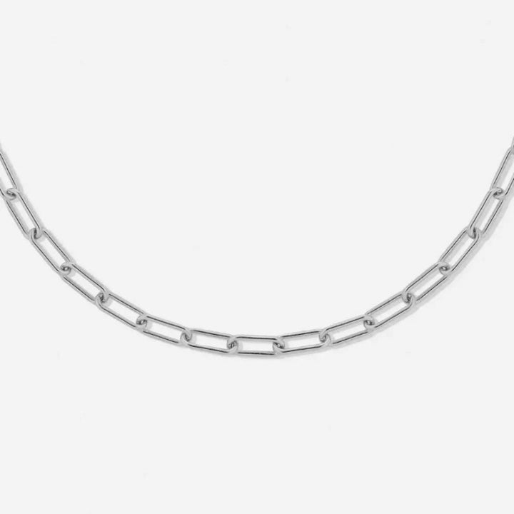 Verstellbare Paperclip Kette als Damenhalskette, aus Edelstahl. Modernes Design, wasserfest und bequem.