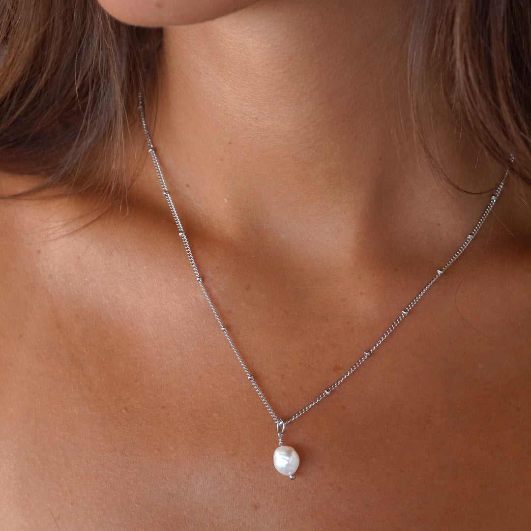Schicker Damenschmuck: Goldkette mit natürlicher, unregelmäßiger Süßwasser-Barockperle.
