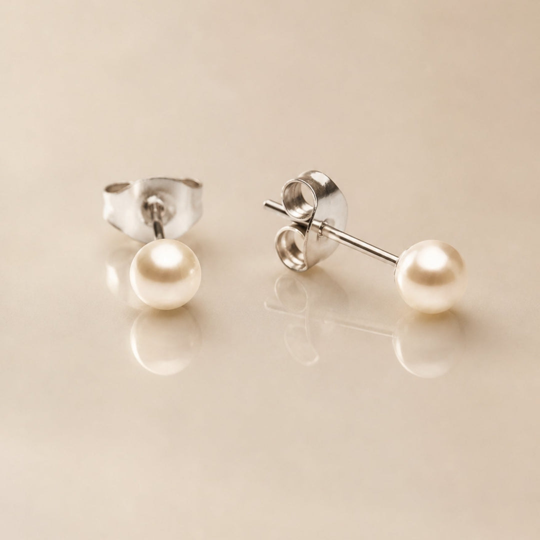 Damen Perlenschmuck: Zeitlose Süßwasserperlen Ohrstecker, elegant, wasserfest und aus hochwertigem Edelstahl.