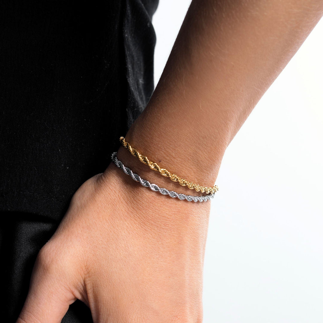 Nahaufnahme: Feines Gold Rope Chain Armband, verstellbares Design für Frauen.