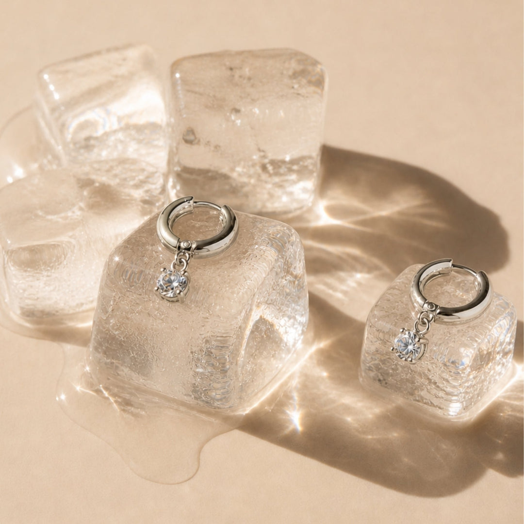 Gold- und silberfarbene wasserfeste Huggie Creolen mit Zirkonia für Damen, ideal für jeden Anlass.