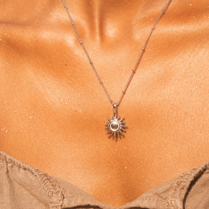 Moderne Damen Edelstahl-Halskette mit glänzendem Sonnen-Anhänger, goldfarben. Perfekt als Geschenk für Frauen.