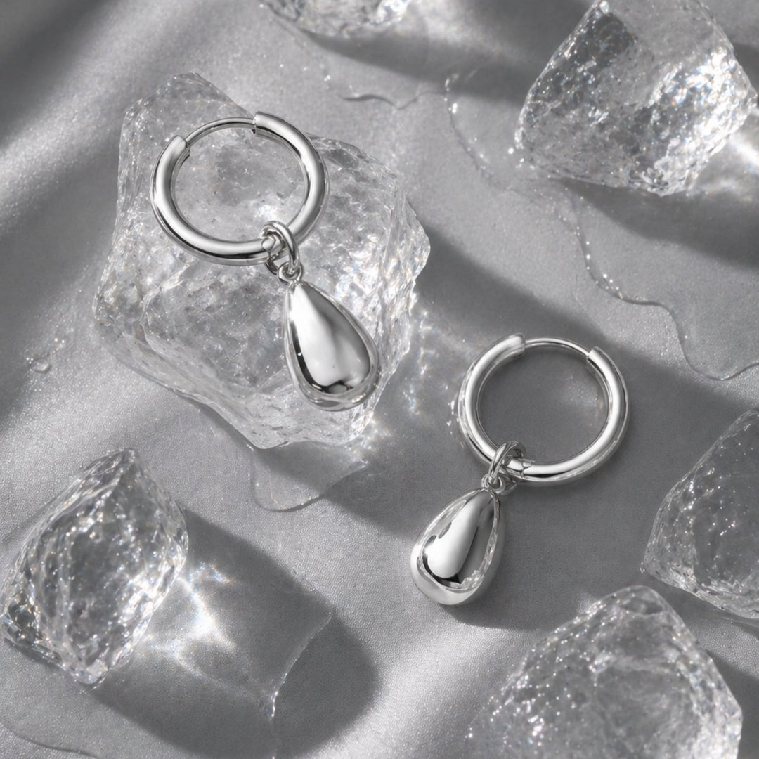 Minimalistische Tropfen Creolen für Damen in Gold & Silber, wasserdicht, aus hochwertigem Edelstahl.