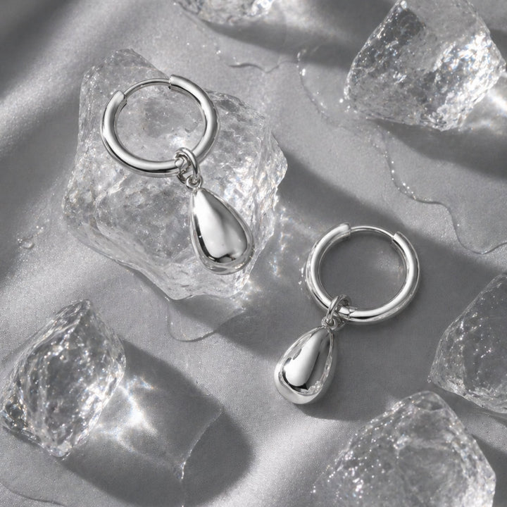 Minimalistische Tropfen Creolen für Damen in Gold & Silber, wasserdicht, aus hochwertigem Edelstahl.