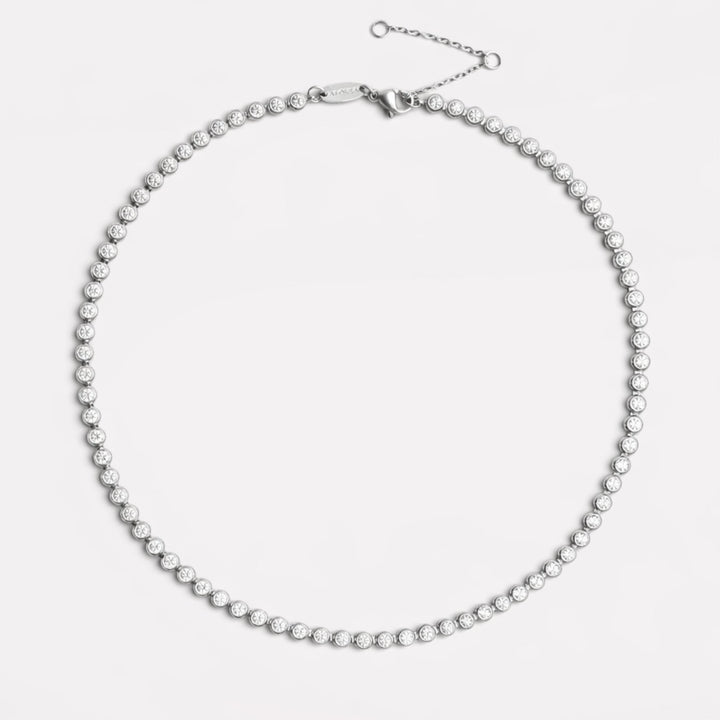 Schöne Gold Kette für Damen mit funkelndem Perlmutt und Schildkröten-Anhänger, perfekter Alltagsschmuck.