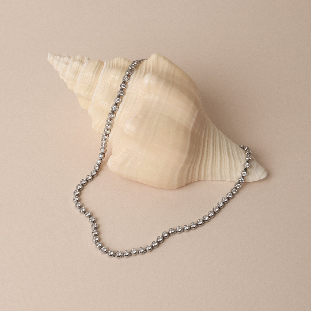 Edelstahl Damen Kette: Wasserfeste Schildkröte mit Perlmutt Anhänger, elegant und langlebig.