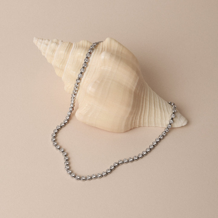 Edelstahl Damen Kette: Wasserfeste Schildkröte mit Perlmutt Anhänger, elegant und langlebig.