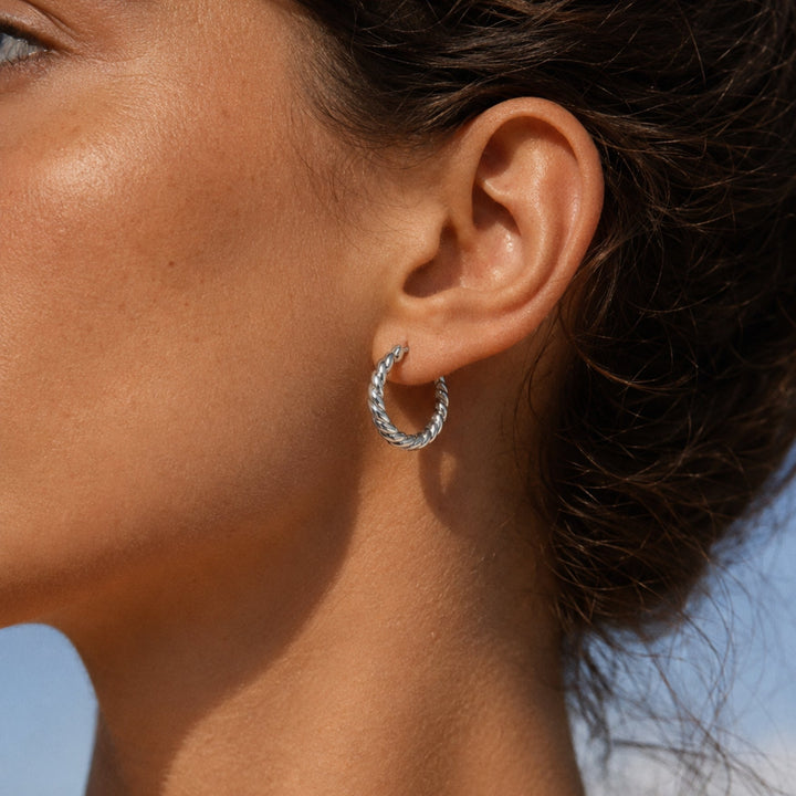 Vielseitiges Set: Gedrehte Creolen aus Edelstahl in Gold und Silber, hochwertiger Damenschmuck.