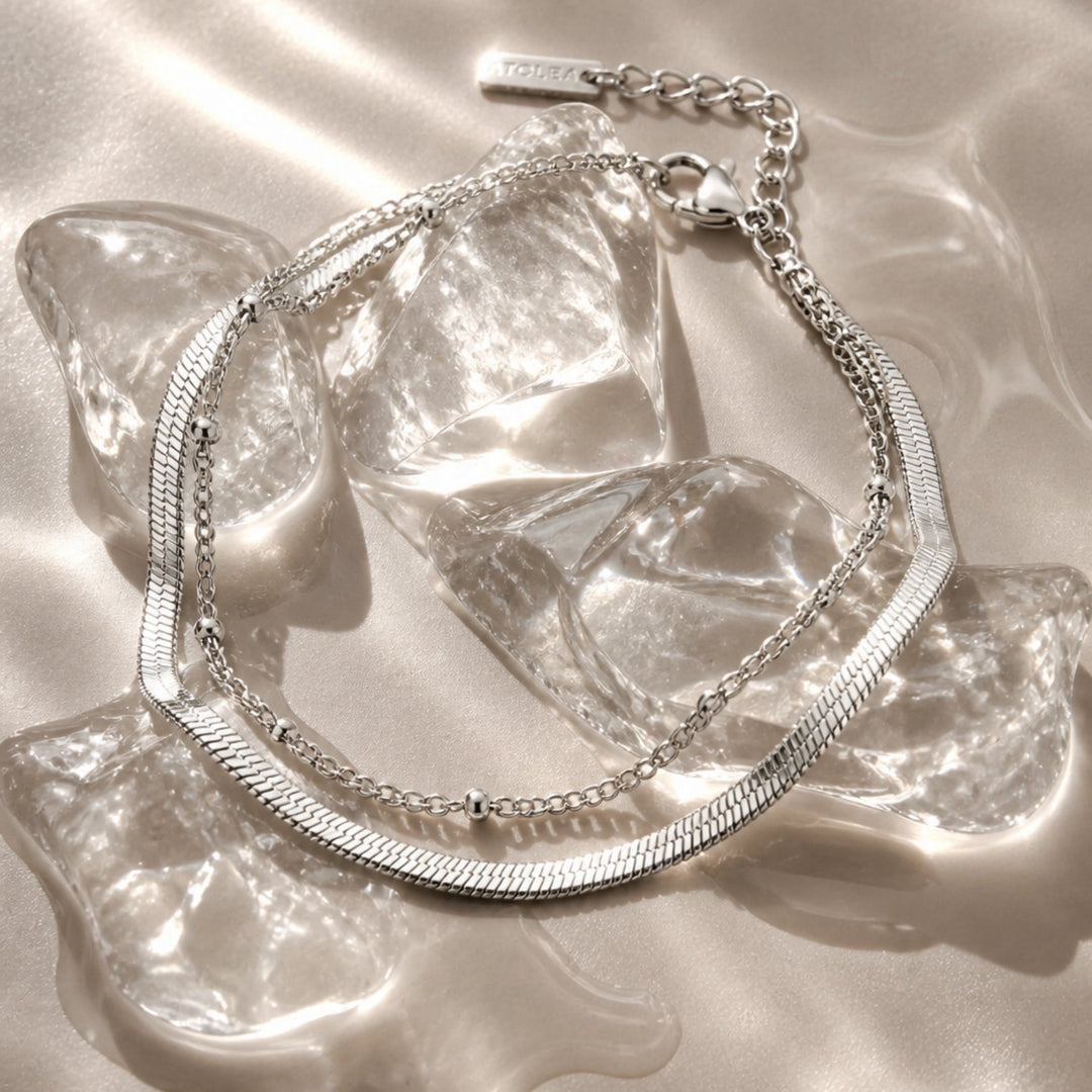 Wasserfestes Damen Gold Layering Armband: Herringbone Kette & Perlenkette. Eleganter, verstellbarer Alltagsschmuck.